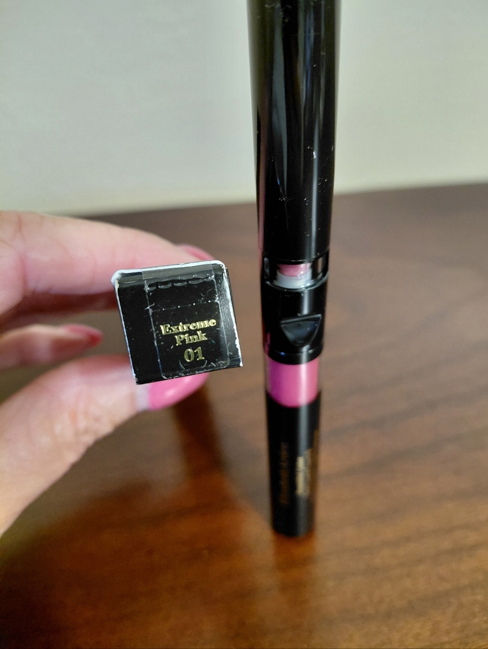 Elizabeth Arden Beautiful Color Bold Liquid Lipstick Extreme Pink 01 - Picture 5 of 6